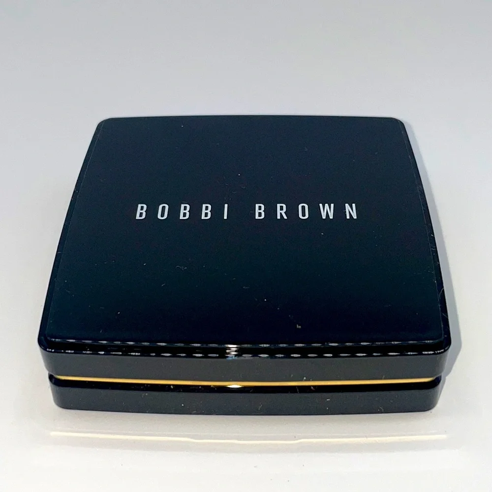 Bobbi Brown Sheer Finish Pressed Powder - 01 Pale Yellow